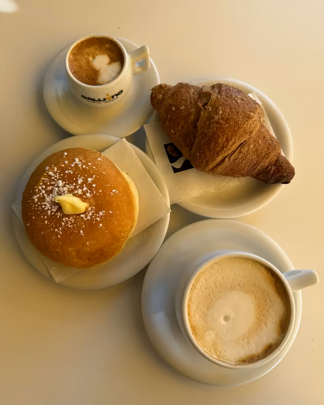 Cappuccino, macchiato, brioche e krapfen alla crema