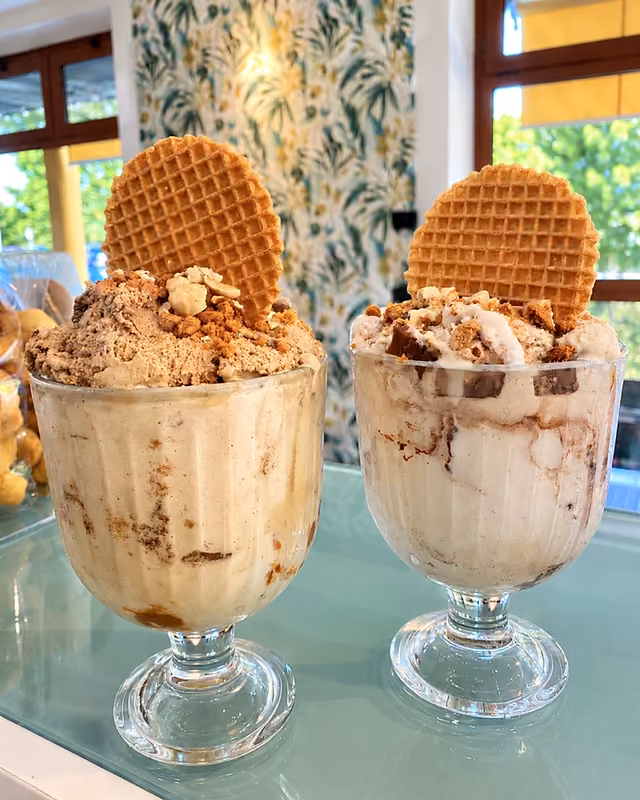 Due coppe di gelato con cialda