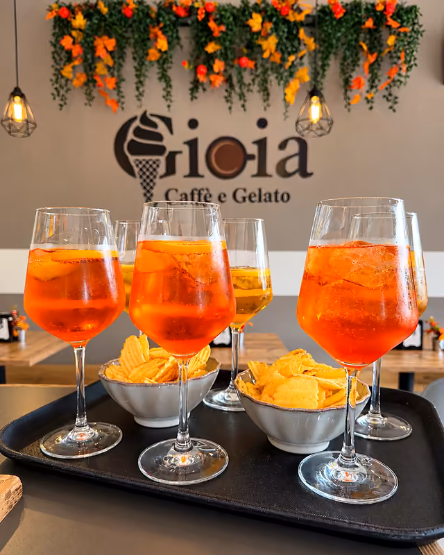Spritz e patatine sotto il logo Gioia